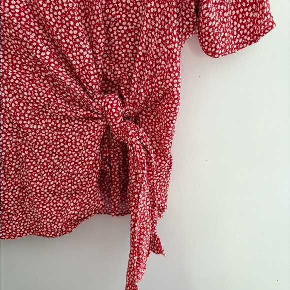 H&M floral Red and White Tie Front Short Sleeve Blouse size 10 - Picture 6 of 9